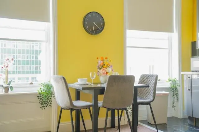 Flat 5 Mins Away From Beach! Hove 0*,