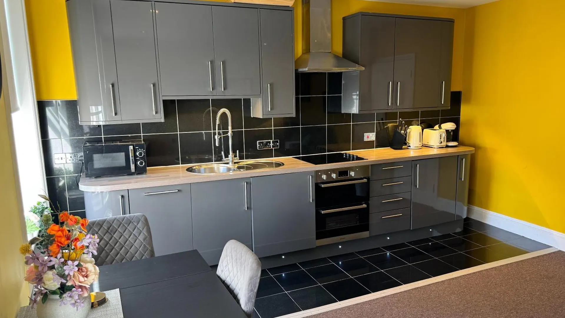 Flat 5 Mins Away From Beach! Hove Apartmán
